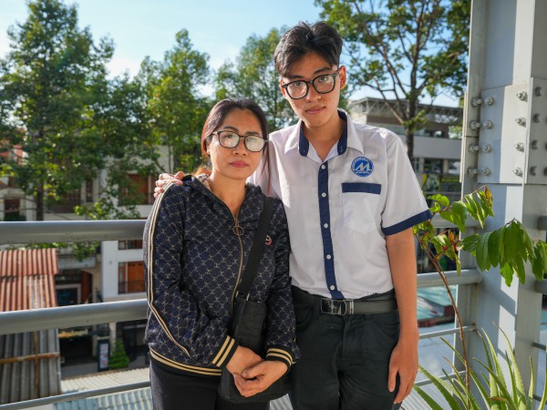 Ba mất vì Covid-19, nam sinh viên vừa học vừa phụ quán, cùng mẹ nuôi em