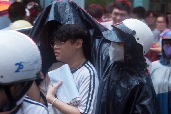 Ba ngày thi, phụ huynh TP.HCM đều đưa đón sĩ tử trong cơn mưa nặng hạt...