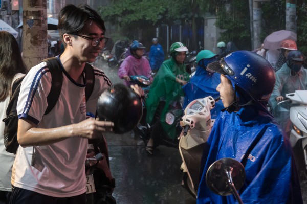 Ba ngày thi, phụ huynh TP.HCM đều đưa đón sĩ tử trong cơn mưa nặng hạt...