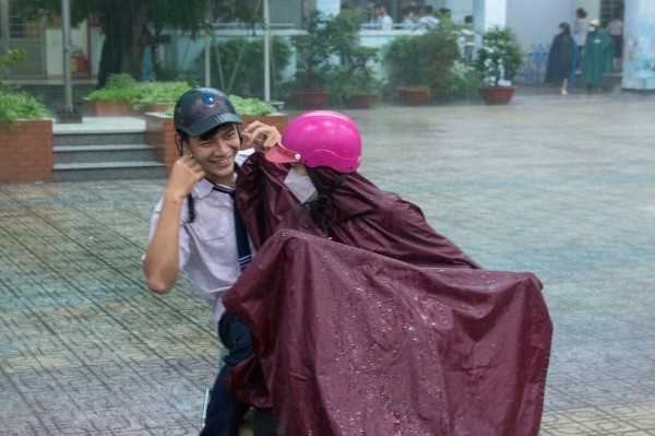 Ba ngày thi, phụ huynh TP.HCM đều đưa đón sĩ tử trong cơn mưa nặng hạt...