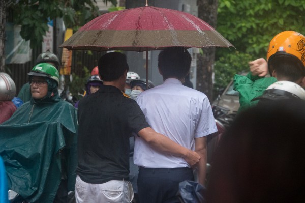 Ba ngày thi, phụ huynh TP.HCM đều đưa đón sĩ tử trong cơn mưa nặng hạt...