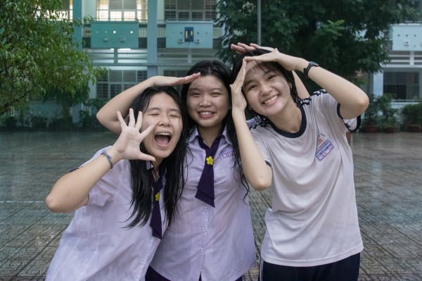 Ba ngày thi, phụ huynh TP.HCM đều đưa đón sĩ tử trong cơn mưa nặng hạt...