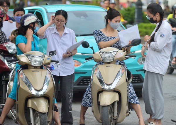 Bà ngoại vượt 400 km ra Hà Nội 'tiếp lửa' cho cháu ngoại thi vào lớp 10