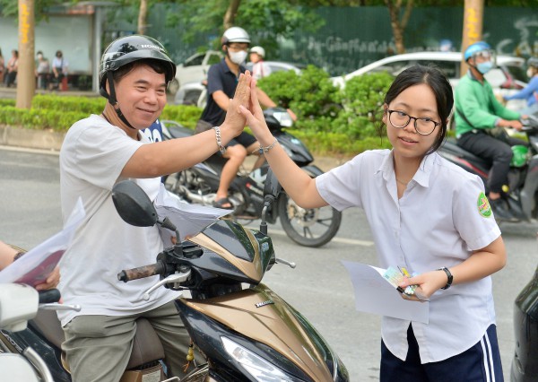 Bà ngoại vượt 400 km ra Hà Nội 'tiếp lửa' cho cháu ngoại thi vào lớp 10