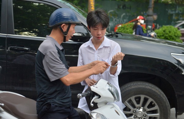 Bà ngoại vượt 400 km ra Hà Nội 'tiếp lửa' cho cháu ngoại thi vào lớp 10