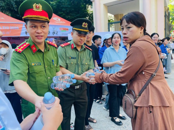 Bắc Ninh: Công an tuần tra quán internet, photocopy để chặn gian lận thi vào lớp 10 Bắc Ninh: Công an tuần tra quán internet, photocopy để chặn gian lận thi vào lớp 10