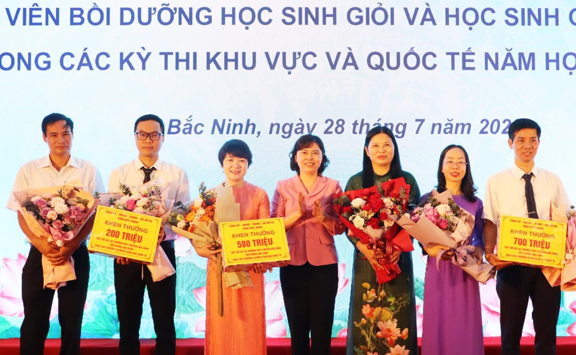 Bắc Ninh chi hơn 3,4 tỉ đồng khen thưởng giáo viên, học sinh giỏi quốc tế