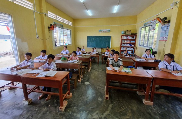 Bàn ghế nhà trường không phù hợp với thể trạng học sinh: Mỗi nơi mỗi kiểu