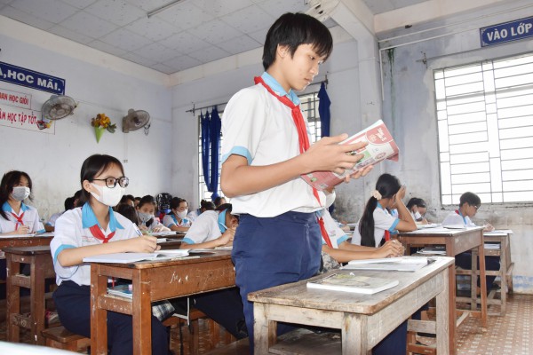 Bàn ghế nhà trường không phù hợp với thể trạng học sinh: Mỗi nơi mỗi kiểu