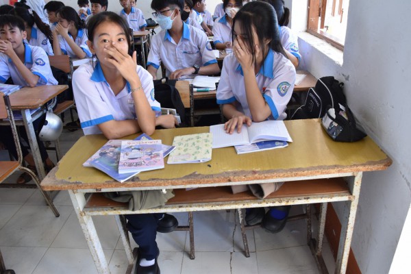 Bàn ghế nhà trường không phù hợp với thể trạng học sinh: Mỗi nơi mỗi kiểu