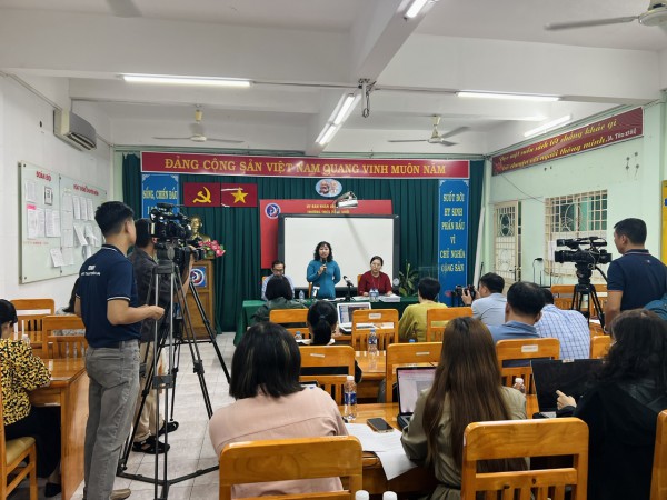 Ban giám hiệu nhận trách nhiệm việc vận động học sinh xem phim 