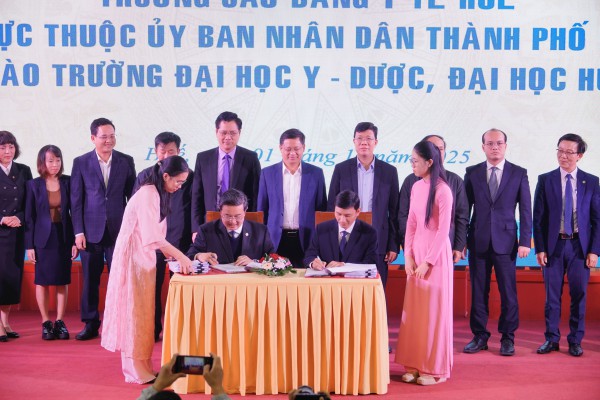 Bàn giao Trường cao đẳng Y tế Huế vào Trường đại học Y dược Huế Bàn giao Trường cao đẳng Y tế Huế vào Trường đại học Y dược Huế