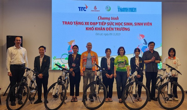 Báo Thanh Niên phối hợp tặng xe đạp tiếp sức học sinh, sinh viên đến trường