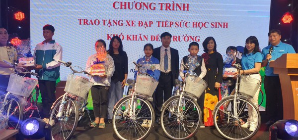 Báo Thanh Niên trao tặng xe đạp tiếp sức học sinh khó khăn đến trường