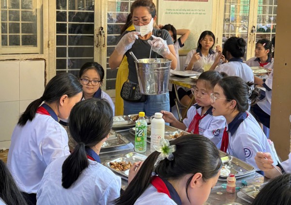 Bất an khi lựa chọn nhà thầu phục vụ bữa ăn bán trú