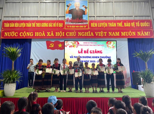 Bế giảng đặc biệt: Học sinh vùng cao Đà Nẵng nhận thưởng bằng sâm giống Ngọc Linh