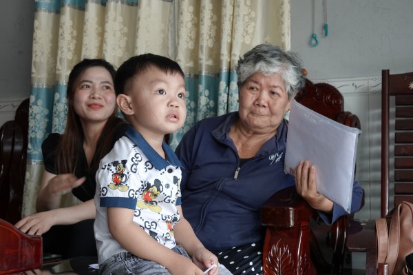 Bé trai miền Tây 30 tháng tuổi đã biết đọc tiếng Việt và tiếng Anh