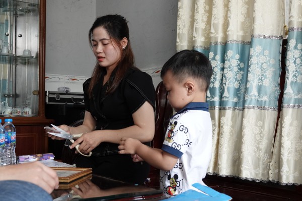 Bé trai miền Tây 30 tháng tuổi đã biết đọc tiếng Việt và tiếng Anh