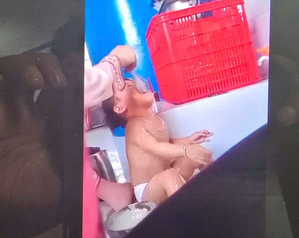 Bến Tre: Xôn xao clip bảo mẫu nhồi nhét thức ăn thô bạo cho trẻ Bến Tre: Xôn xao clip bảo mẫu nhồi nhét thức ăn thô bạo cho trẻ