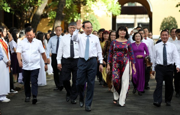 Bí thư Thành ủy TP.HCM dự lễ khai giảng ở ngôi trường 110 năm tuổi Bí thư Thành ủy TP.HCM dự lễ khai giảng ở ngôi trường 110 năm tuổi