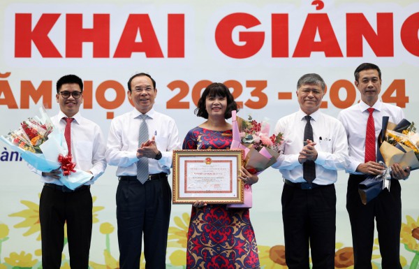 Bí thư Thành ủy TP.HCM dự lễ khai giảng ở ngôi trường 110 năm tuổi Bí thư Thành ủy TP.HCM dự lễ khai giảng ở ngôi trường 110 năm tuổi