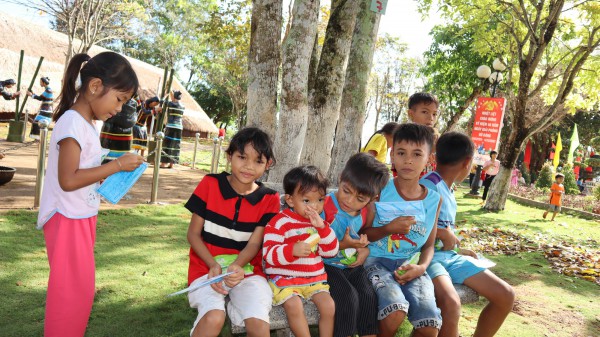 Bình Phước: Tặng 292.000 tập vở cho học sinh dân tộc thiểu số trước năm học mới Bình Phước: Tặng 292.000 tập vở cho học sinh dân tộc thiểu số trước năm học mới