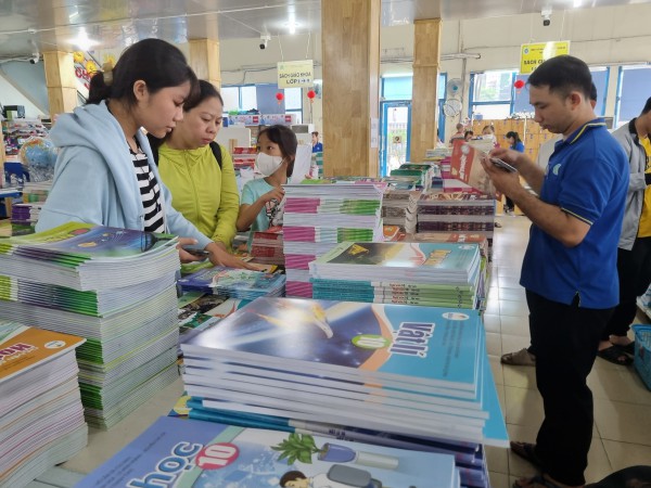 Bộ GD-ĐT: Sẽ miễn phí sách giáo khoa dưới hình thức cho mượn, kinh phí 4.000 tỉ