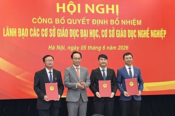 Bộ GD-ĐT trao quyết định bổ nhiệm Ban giám hiệu Trường ĐH Nha Trang