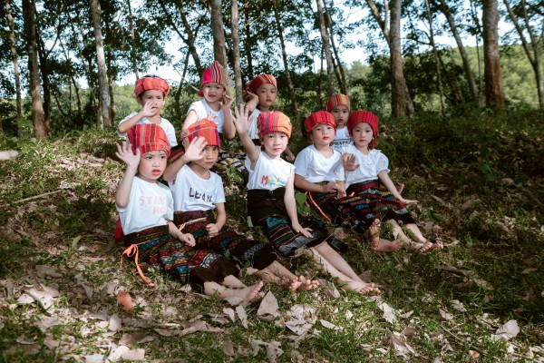 Bộ ảnh kỷ yếu 'gây bão' mạng của cô trò trường miền núi Quảng Trị