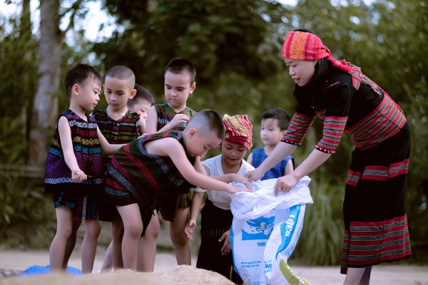 Bộ ảnh kỷ yếu 'gây bão' mạng của cô trò trường miền núi Quảng Trị