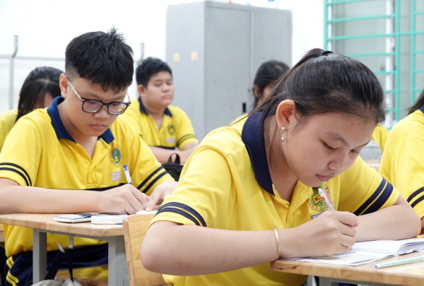 Bỏ thi lớp 10, học sinh sẽ phải học thêm nhiều hơn để có học bạ 'đẹp'?