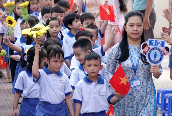 Bộ trưởng Bộ GD-ĐT Nguyễn Kim Sơn: Giáo viên là nền tảng, trụ cột của giáo dục Bộ trưởng Bộ GD-ĐT Nguyễn Kim Sơn: Giáo viên là nền tảng, trụ cột của giáo dục