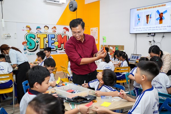 Bộ trưởng Bộ GD-ĐT Nguyễn Kim Sơn: Giáo viên là nền tảng, trụ cột của giáo dục Bộ trưởng Bộ GD-ĐT Nguyễn Kim Sơn: Giáo viên là nền tảng, trụ cột của giáo dục