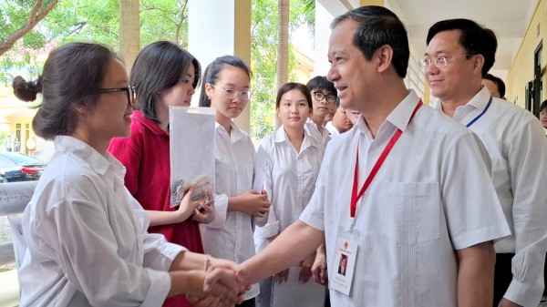 Bộ trưởng GD-ĐT đề nghị bám sát hướng dẫn chấm thi khi sáp nhập tỉnh Bộ trưởng GD-ĐT đề nghị bám sát hướng dẫn chấm thi khi sáp nhập tỉnh
