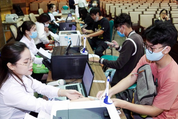 Bối rối với cách trường ĐH thông tin học phí