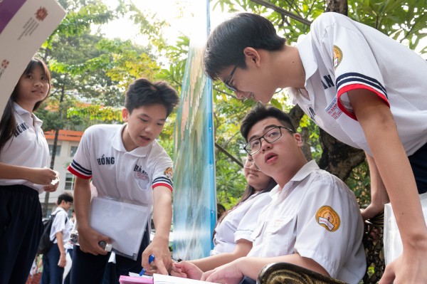 Bối rối với 'tiếng lóng', ngôn ngữ 'nửa Anh nửa Việt' của học sinh ngày nay Bối rối với 'tiếng lóng', ngôn ngữ 'nửa Anh nửa Việt' của học sinh ngày nay