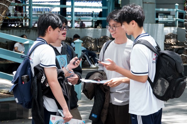 Bối rối với 'tiếng lóng', ngôn ngữ 'nửa Anh nửa Việt' của học sinh ngày nay Bối rối với 'tiếng lóng', ngôn ngữ 'nửa Anh nửa Việt' của học sinh ngày nay