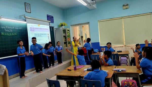 Bối rối với 'tiếng lóng', ngôn ngữ 'nửa Anh nửa Việt' của học sinh ngày nay Bối rối với 'tiếng lóng', ngôn ngữ 'nửa Anh nửa Việt' của học sinh ngày nay