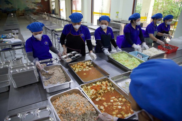 Bữa ăn bán trú trường học: Xử lý vi phạm phải đủ sức răn đe