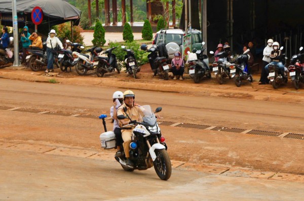 CSGT Lâm Đồng dùng xe đặc chủng đưa thí sinh về lấy giấy tờ, kịp dự thi