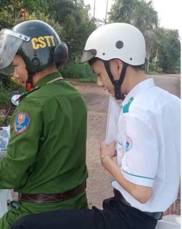 CSGT Lâm Đồng dùng xe đặc chủng đưa thí sinh về lấy giấy tờ, kịp dự thi