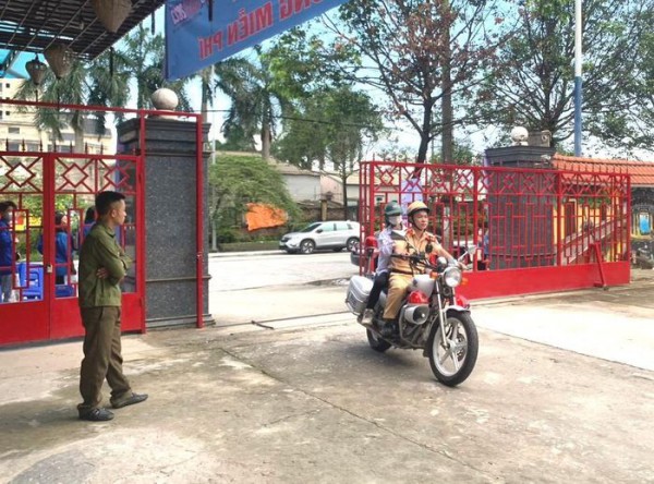 CSGT giúp chở nữ sinh Quảng Ninh về nhà lấy giấy tờ để kịp làm bài thi