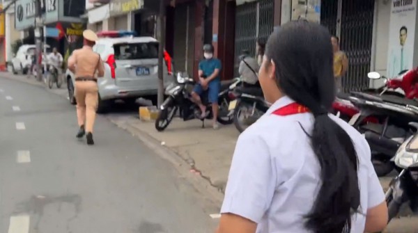CSGT thành phố Đồng Nai hỗ trợ kịp thời nữ thí sinh đi nhầm điểm thi