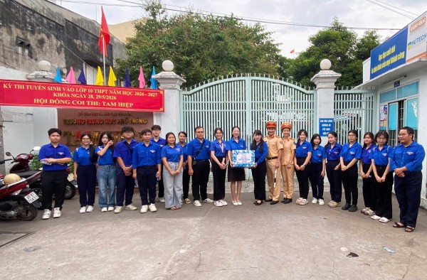 CSGT thành phố Đồng Nai hỗ trợ kịp thời nữ thí sinh đi nhầm điểm thi