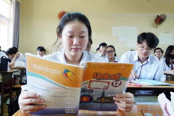 Cách tiếp cận lịch sử trong sách giáo khoa mới Cách tiếp cận lịch sử trong sách giáo khoa mới