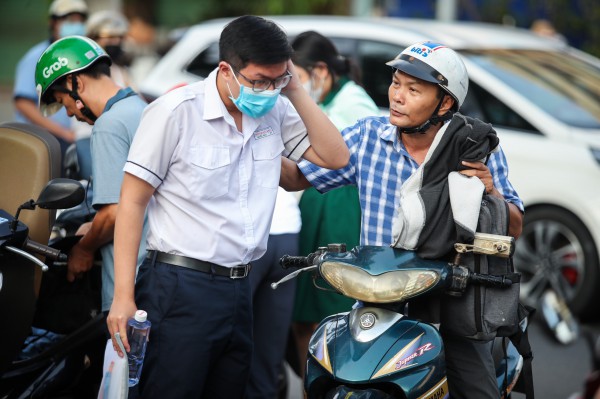 Cái ôm của mẹ, nụ cười của cha: Những khoảnh khắc ấm áp kỳ thi lớp 10