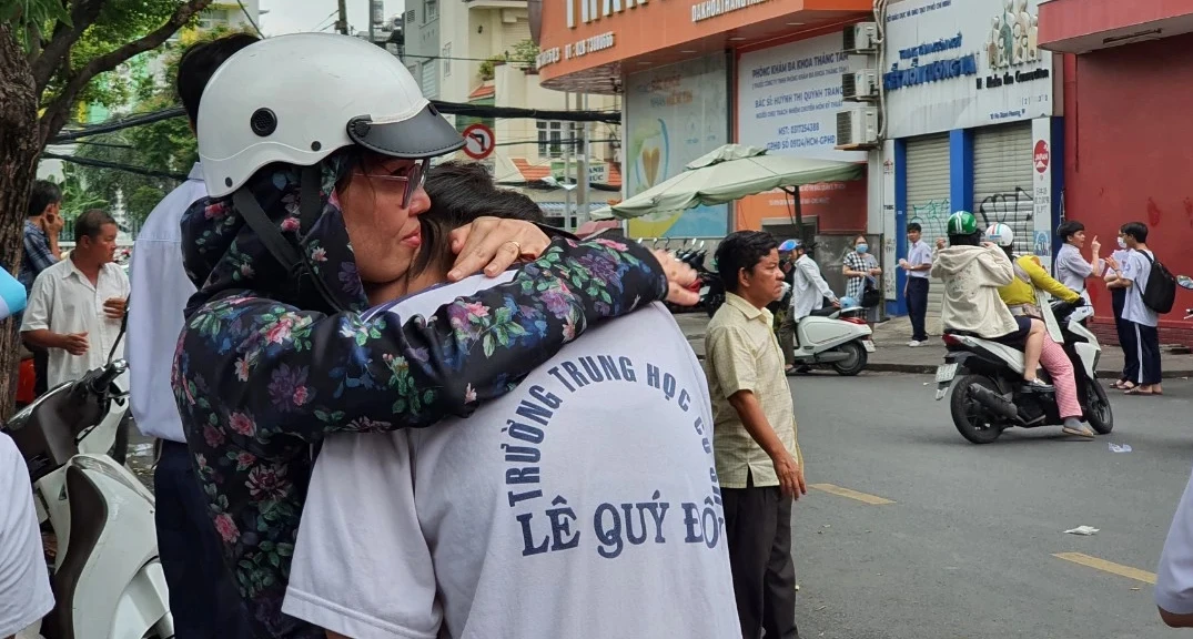 Cái ôm của mẹ, nụ cười của cha: Những khoảnh khắc ấm áp kỳ thi lớp 10