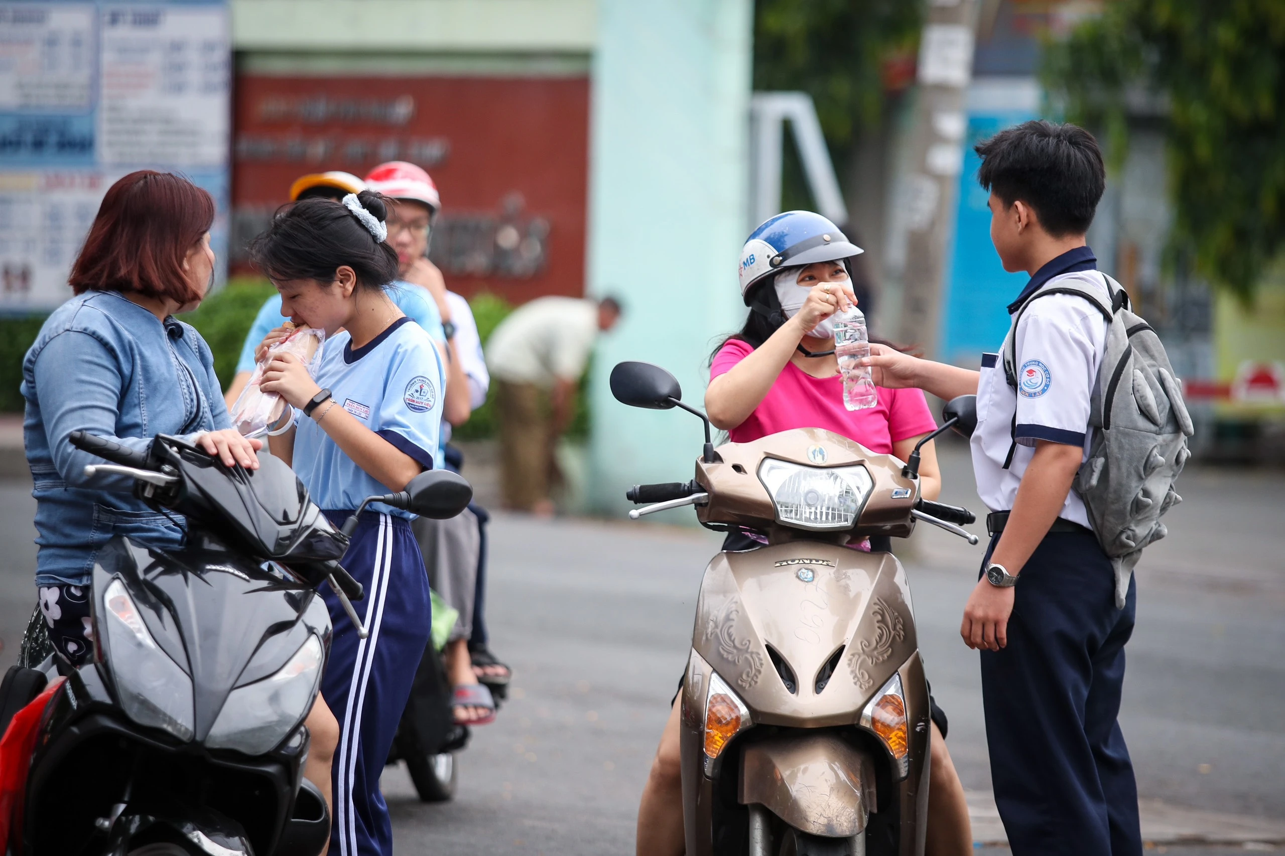 Cái ôm của mẹ, nụ cười của cha: Những khoảnh khắc ấm áp kỳ thi lớp 10