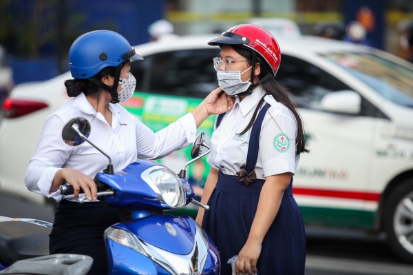 Cái ôm của mẹ, nụ cười của cha: Những khoảnh khắc ấm áp kỳ thi lớp 10