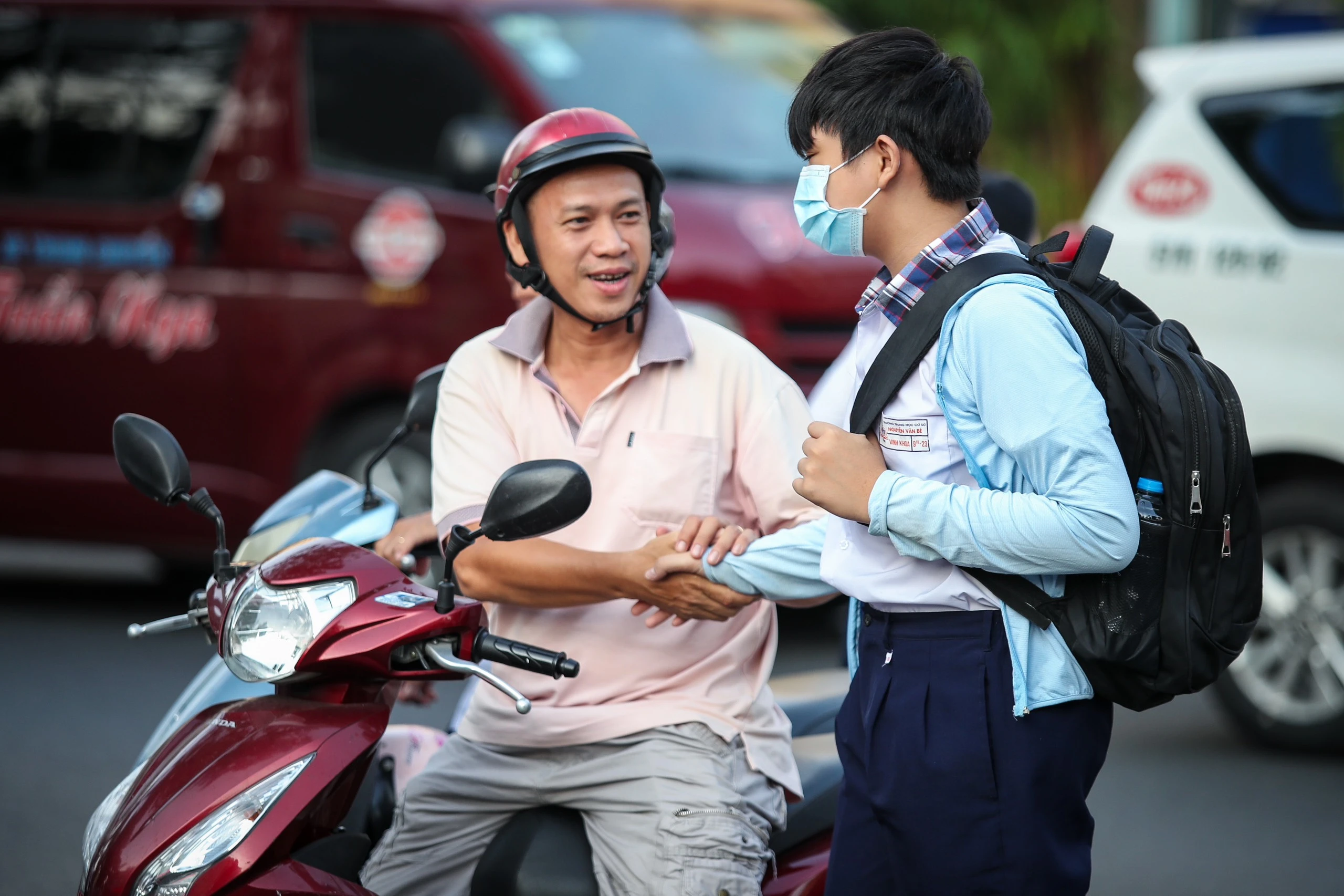 Cái ôm của mẹ, nụ cười của cha: Những khoảnh khắc ấm áp kỳ thi lớp 10